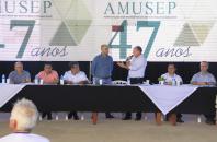 Entre asfalto, recape e urbanização foram feitos 105,15 km de obras em municípios da AMUSEP, disse Ortega em discurso em Atalaia