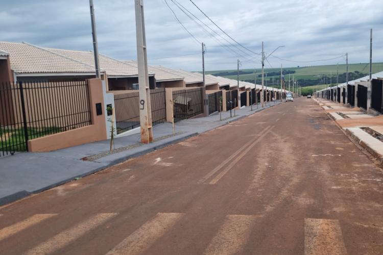 Com apoio do Estado, 56 famílias de Paiçandu recebem as chaves da casa própria