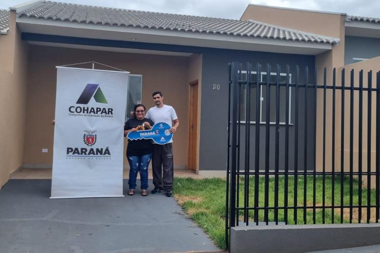 Com apoio do Estado, 56 famílias de Paiçandu recebem as chaves da casa própria