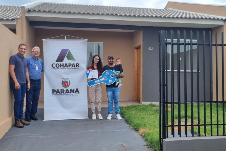 Com apoio do Estado, 56 famílias de Paiçandu recebem as chaves da casa própria