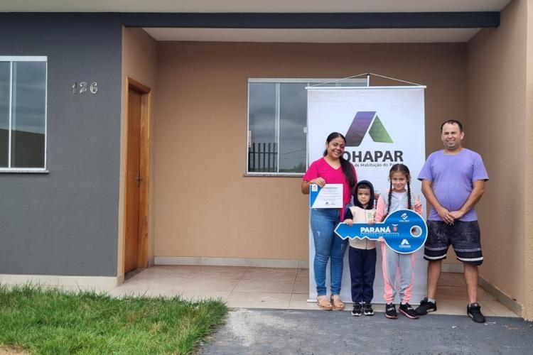 Com apoio do Estado, 56 famílias de Paiçandu recebem as chaves da casa própria