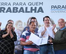 Em Quitandinha, 59 famílias recebem títulos de imóveis rurais e a Prefeitura mais de R$ 566 mil para a compra de máquina e um veículo