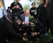 Ortega planta árvores junto com crianças e se emociona com o entusiasmo delas 
