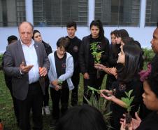 Ortega planta árvores junto com crianças e se emociona com o entusiasmo delas 