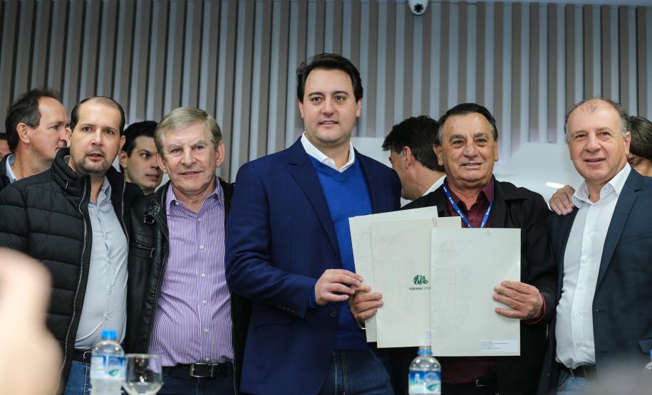 O governador Carlos Massa Ratinho Junior se reúne com prefeitos na sede da Associação dos Municípios do Oeste do Paraná (Amop) em Cascavel nesta sexta-feira (24), para confirmar recursos do Estado para investimentos nos municípios. No mesmo encontro são anunciados investimentos que a Copel fará na região Oeste nos próximos três anos. Cascavel, 24/05/2019 - Foto: Geraldo Bubniak/ANPr