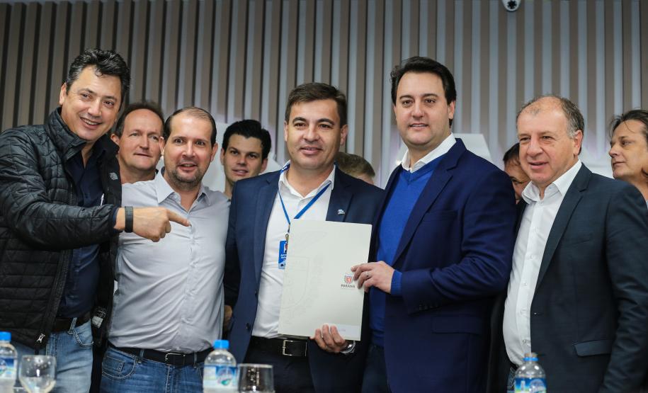 O governador Carlos Massa Ratinho Junior se reúne com prefeitos na sede da Associação dos Municípios do Oeste do Paraná (Amop) em Cascavel nesta sexta-feira (24), para confirmar recursos do Estado para investimentos nos municípios. No mesmo encontro são anunciados investimentos que a Copel fará na região Oeste nos próximos três anos. Cascavel, 24/05/2019 - Foto: Geraldo Bubniak/ANPr