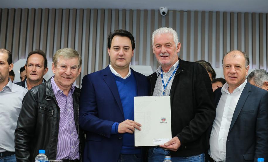 O governador Carlos Massa Ratinho Junior se reúne com prefeitos na sede da Associação dos Municípios do Oeste do Paraná (Amop) em Cascavel nesta sexta-feira (24), para confirmar recursos do Estado para investimentos nos municípios. No mesmo encontro são anunciados investimentos que a Copel fará na região Oeste nos próximos três anos. Cascavel, 24/05/2019 - Foto: Geraldo Bubniak/ANPr