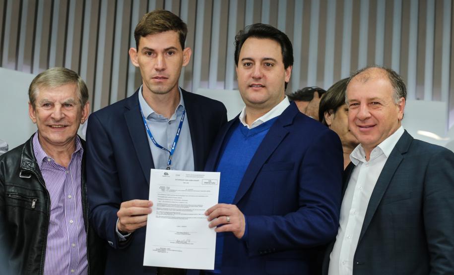 O governador Carlos Massa Ratinho Junior se reúne com prefeitos na sede da Associação dos Municípios do Oeste do Paraná (Amop) em Cascavel nesta sexta-feira (24), para confirmar recursos do Estado para investimentos nos municípios. No mesmo encontro são anunciados investimentos que a Copel fará na região Oeste nos próximos três anos. Cascavel, 24/05/2019 - Foto: Geraldo Bubniak/ANPr