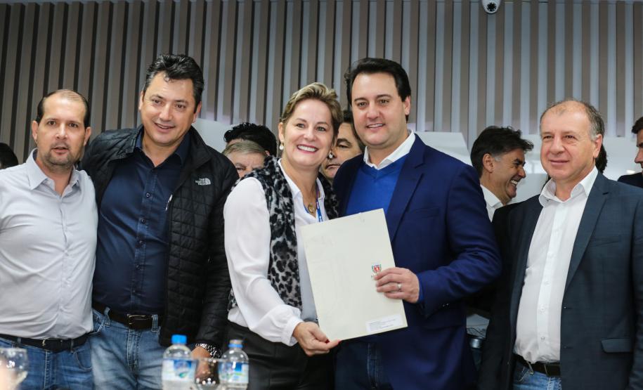 O governador Carlos Massa Ratinho Junior se reúne com prefeitos na sede da Associação dos Municípios do Oeste do Paraná (Amop) em Cascavel nesta sexta-feira (24), para confirmar recursos do Estado para investimentos nos municípios. No mesmo encontro são anunciados investimentos que a Copel fará na região Oeste nos próximos três anos. Cascavel, 24/05/2019 - Foto: Geraldo Bubniak/ANPr