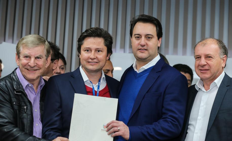 O governador Carlos Massa Ratinho Junior se reúne com prefeitos na sede da Associação dos Municípios do Oeste do Paraná (Amop) em Cascavel nesta sexta-feira (24), para confirmar recursos do Estado para investimentos nos municípios. No mesmo encontro são anunciados investimentos que a Copel fará na região Oeste nos próximos três anos. Cascavel, 24/05/2019 - Foto: Geraldo Bubniak/ANPr