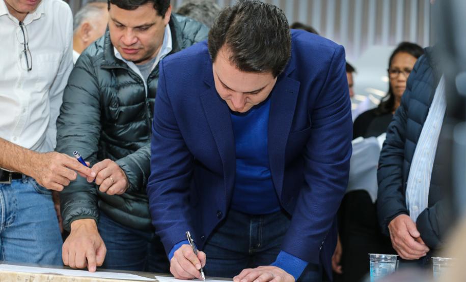 O governador Carlos Massa Ratinho Junior se reúne com prefeitos na sede da Associação dos Municípios do Oeste do Paraná (Amop) em Cascavel nesta sexta-feira (24), para confirmar recursos do Estado para investimentos nos municípios. No mesmo encontro são anunciados investimentos que a Copel fará na região Oeste nos próximos três anos. Cascavel, 24/05/2019 - Foto: Geraldo Bubniak/ANPr