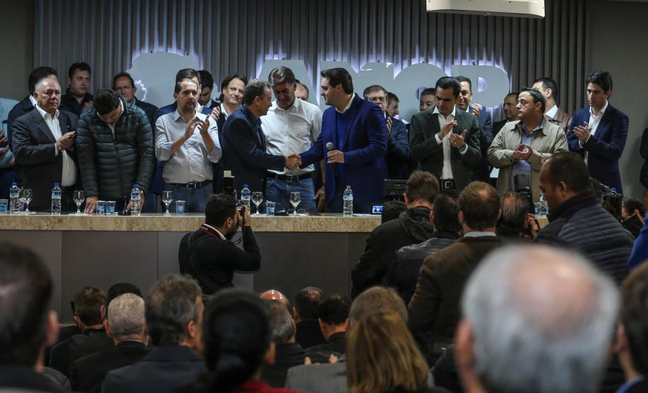 O governador Carlos Massa Ratinho Junior se reúne com prefeitos na sede da Associação dos Municípios do Oeste do Paraná (Amop) em Cascavel nesta sexta-feira (24), para confirmar recursos do Estado para investimentos nos municípios. No mesmo encontro são anunciados investimentos que a Copel fará na região Oeste nos próximos três anos. Cascavel, 24/05/2019 - Foto: Geraldo Bubniak/ANPr