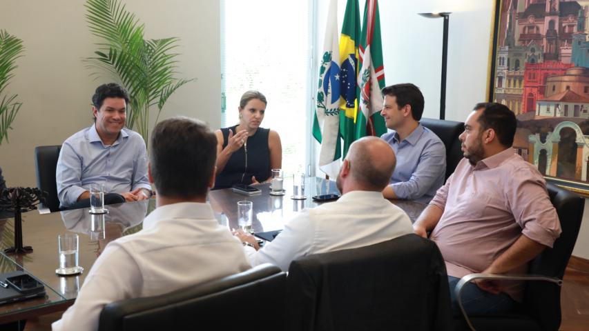 Projeto Fábrica de Ideias e Centro de Convenções de Curitiba são mostrados ao prefeito de Curitiba